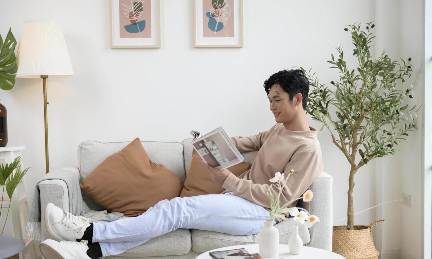 Mesa de trabajo con documentos financieros y calculadora